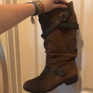 Super cute pair of brown slouchy boots!